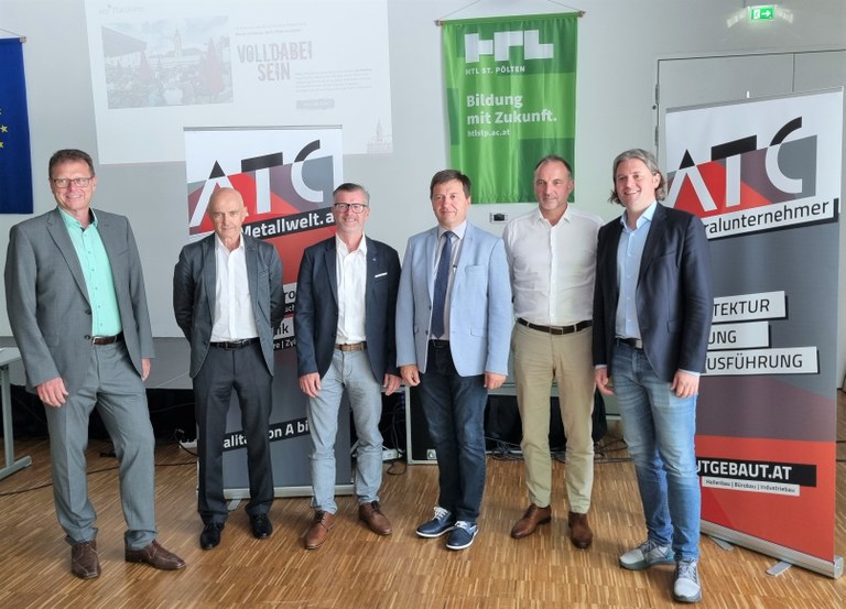 von links nach rechts: HTL, Abteilungsvorstand Wirtschaftsingenieure Andreas Hainzl, Prof. Wolfgang Punz,  Mag. (FH) Robin Gerl,  „riz up, HTL Direktor Martin Pfeffel, Ing. Reinhard Pasteiner Geschäftsführer ATC, DI Dominik Mesner Mitglied des Vorstandes und Obmann der „Plattform St. Pölten“ und GF der „Vermessung Schubert ZT GmbH