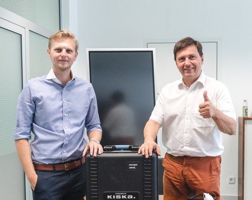 von links nach rechts: Maximilian Klaus übergibt den 3D Scanner an HTL Direktor Martin Pfeffel