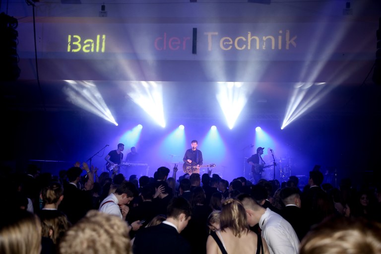 Höhepunkt des Abends JOSH mit Cordula Grün Bild 3 HTL Ball Josh Mitternachtseinlage.jpg