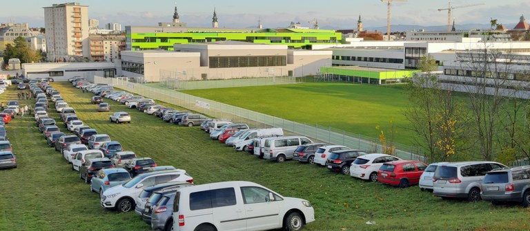 Besucheransturm beim Tag der offenen Tür, zeitweise war sowohl am Gelände der HTL als auch auf angrenzenden Flächen keine Parkmöglichkeiten mehr verfügbar.