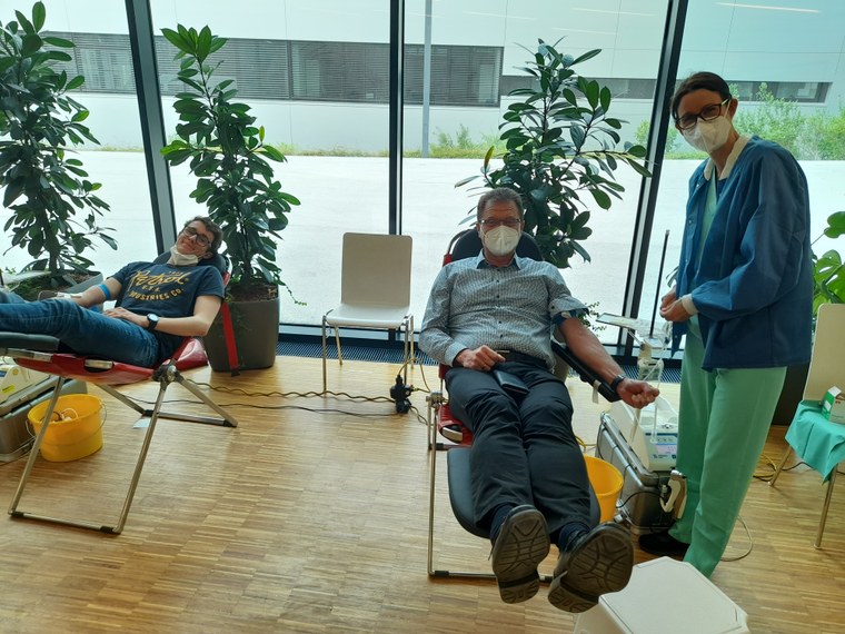 AV Hainzl und Schüler beim Blutspenden
