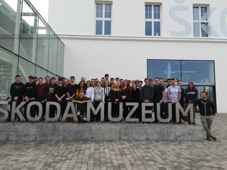 Die Gruppe vor dem Skoda-Museum in Jung Bunzlau