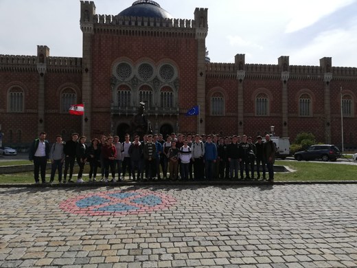 Die Schüler vor dem Heeresgeschichtlichen Museum (HGM)