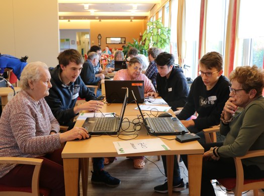 Informatiker bieten Pensionisten IT-Support