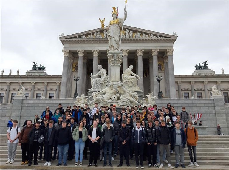 Informatiker*innen besuchten das Parlament sowie das Straflandesgericht Wien