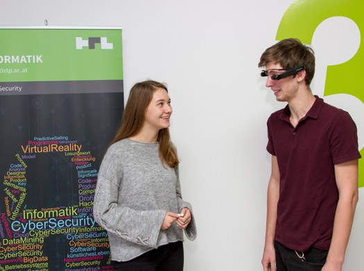 "Lies mal, Opa!" - innovatives Schüler-Sozialprojekt an d. Informatik-Abteilung