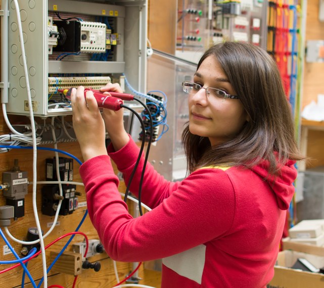 Mädchen in der Elektrotechnik