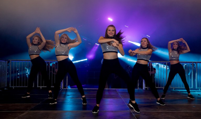 Die MilleniumDancers beeindruckten mit ihrem Showprogramm Bild 2 HTL Ball.jpg