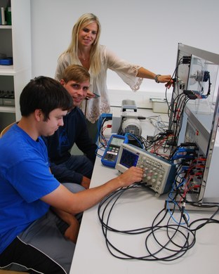 Schüler lernen Elektrotechnik