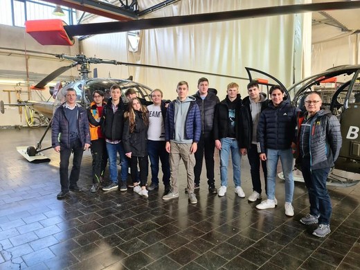 Gruppenfoto mit Helikoptern
