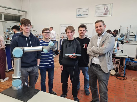 Schüler stellen Maschine vor