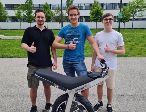 Schüler mit gebautem Einrad
