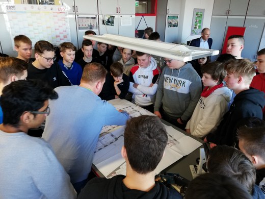 Schüler passen gespannt auf