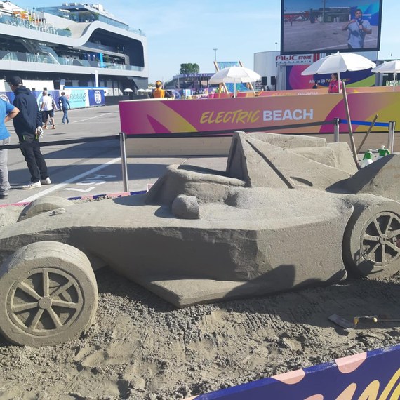 Ein Sandrennauto