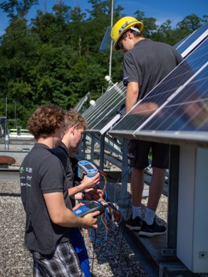 Schüler mit Solaranlagen