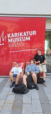 Schüler entspannen sich auf Stühlen