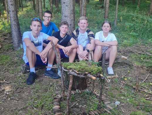 Schüler bauen Holzhaus