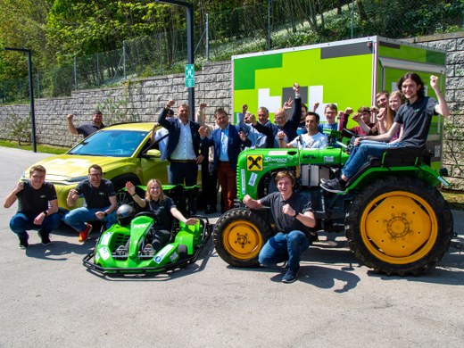 Schüler mit E-Kart und E-Traktor