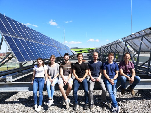 Schüler am Dach mit neuen Solaranlagen