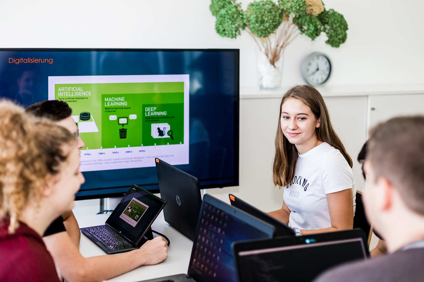 Schüler mit Computern